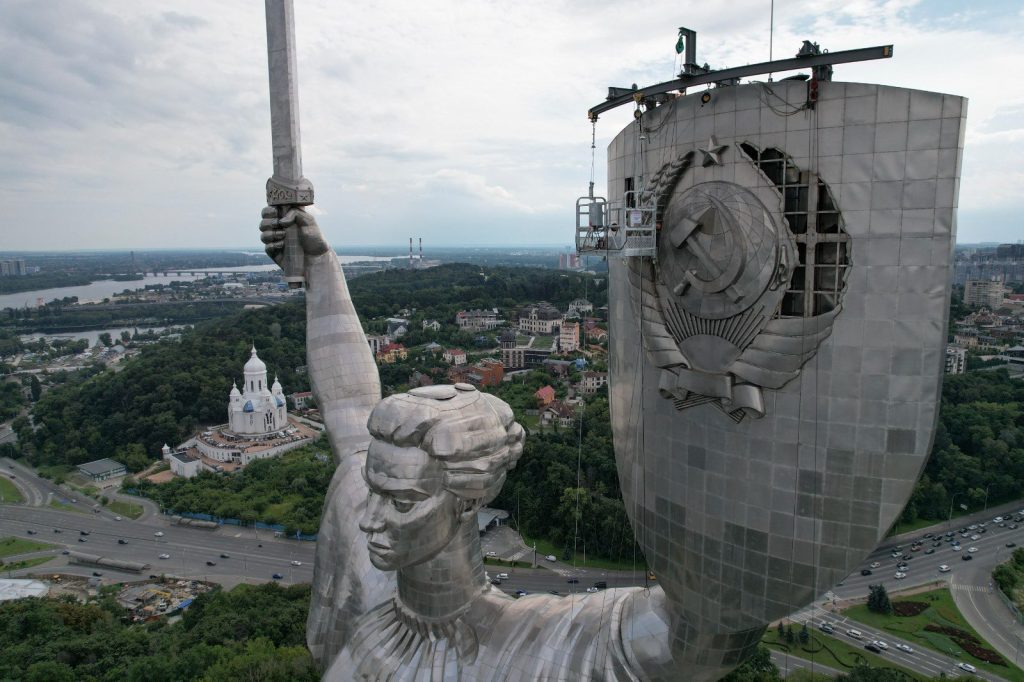 ukraine-removes-soviet-era-symbol-from-motherland-monument-in-kiev