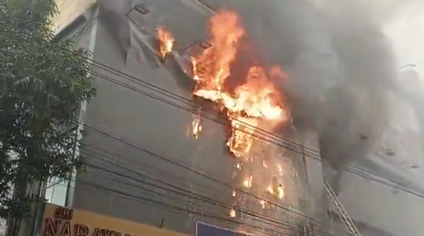 fire-breaks-out-in-commercial-complex-in-hyderabad