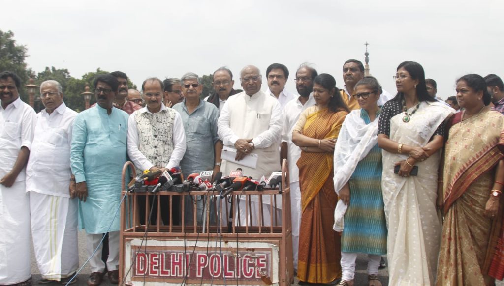 india-mps’-delegation-meets-president-over-manipur,-kharge-says-pm-avoiding-parliament