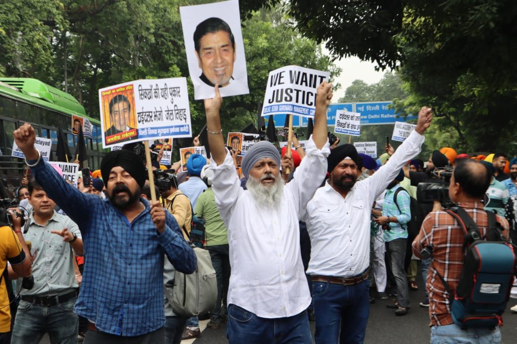 1984-anti-sikh-riots:-dsgmc-members-stage-protest-outside-court-against-tytler’s-bail