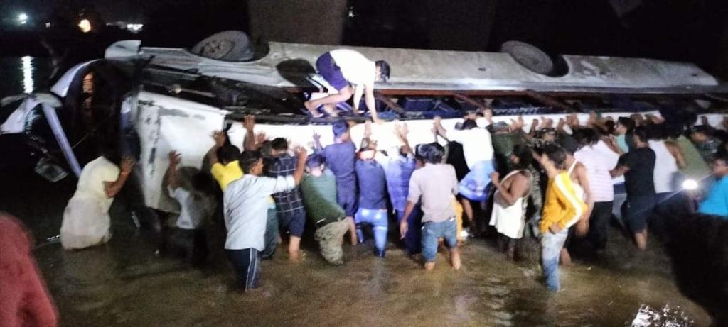 4 killed, several injured as bus falls into river in Jharkhand 4-killed,-several-injured-as-bus-falls-into-river-in-jharkhand