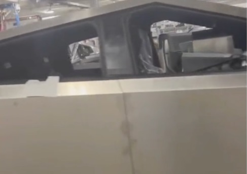 leaked-footage-reveals-tesla-cybertrucks-with-open-frunks-inside-gigafactory-texas