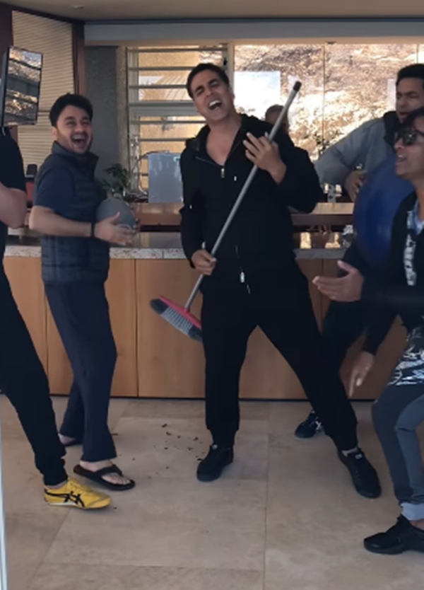 Akshay gives funny spin to ‘Kya hua tera wada’ with pals on Friendship Day akshay-gives-funny-spin-to-‘kya-hua-tera-wada’-with-pals-on-friendship-day