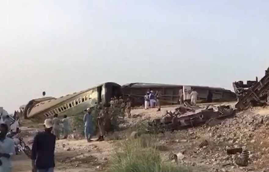 Pak train crash kills 30, injures over 100 pak-train-crash-kills-30,-injures-over-100