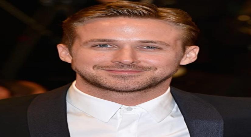 ryan-gosling-helps-elderly-woman-during-beach-outing-with-family