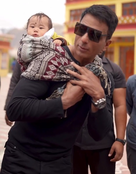sonu-sood-turns-‘babysitter’-as-he-gives-piggyback-ride-to-baby-in-kaza