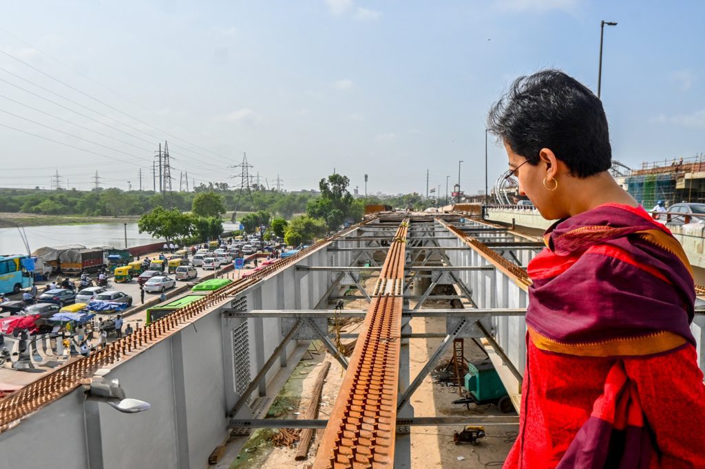 atishi-reprimands-officials-over-delay-of-flyover-construction