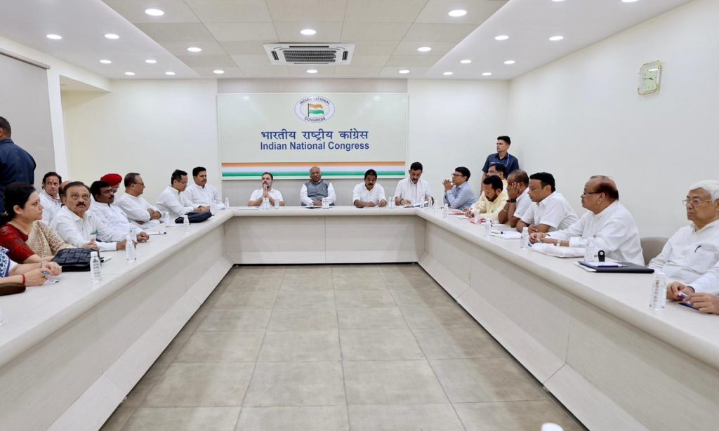 all-must-reach-out-to-people-and-expose-the-misgovernance-of-bjp:-kharge-to-assam-leaders