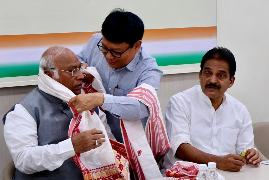 Kharge calls upon Assam Cong leaders to expose BJP’s ‘misgovernance’ (Ld) kharge-calls-upon-assam-cong-leaders-to-expose-bjp’s-‘misgovernance’-(ld)