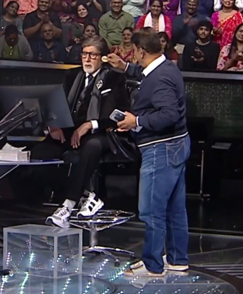 big-b-credits-his-makeup-artist-for-making-him-look-‘khoobsurat’-on-‘kbc-15’