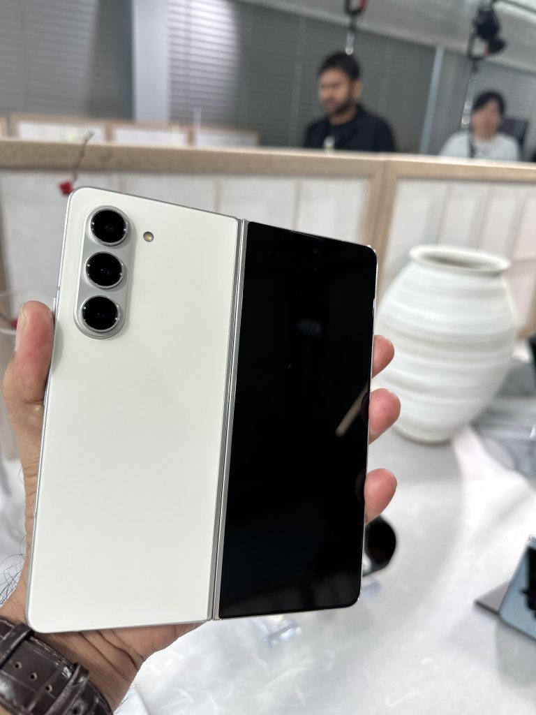 samsung-galaxy-z-fold-5-unfolds-next-era-of-multi-tasking,-gaming