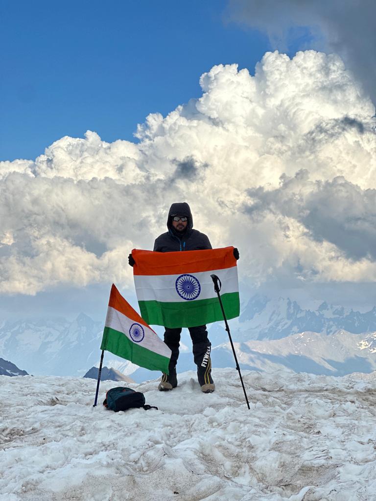 punjab-police-officer-hosts-tricolour-on-mount-elbrus-–-the-roof-of-europe