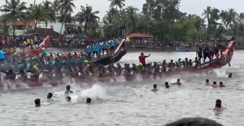 even-rain-fails-to-deter-crowds-at-hugely-popular-nehru-boat-race-in-kerala