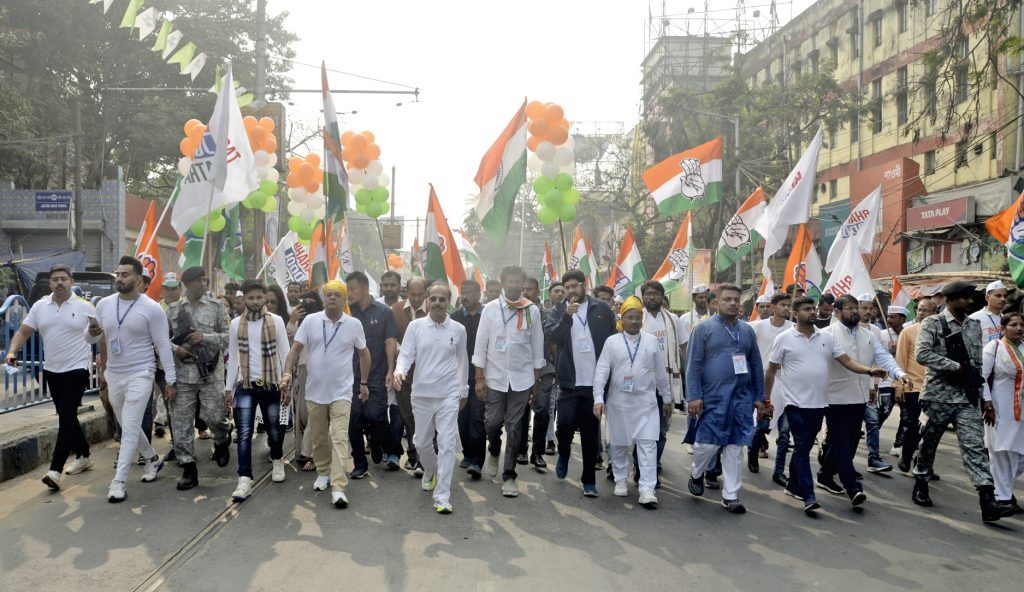 wb-cong-adopts-wait-and-watch-approach,-looks-for-signals-from-delhi