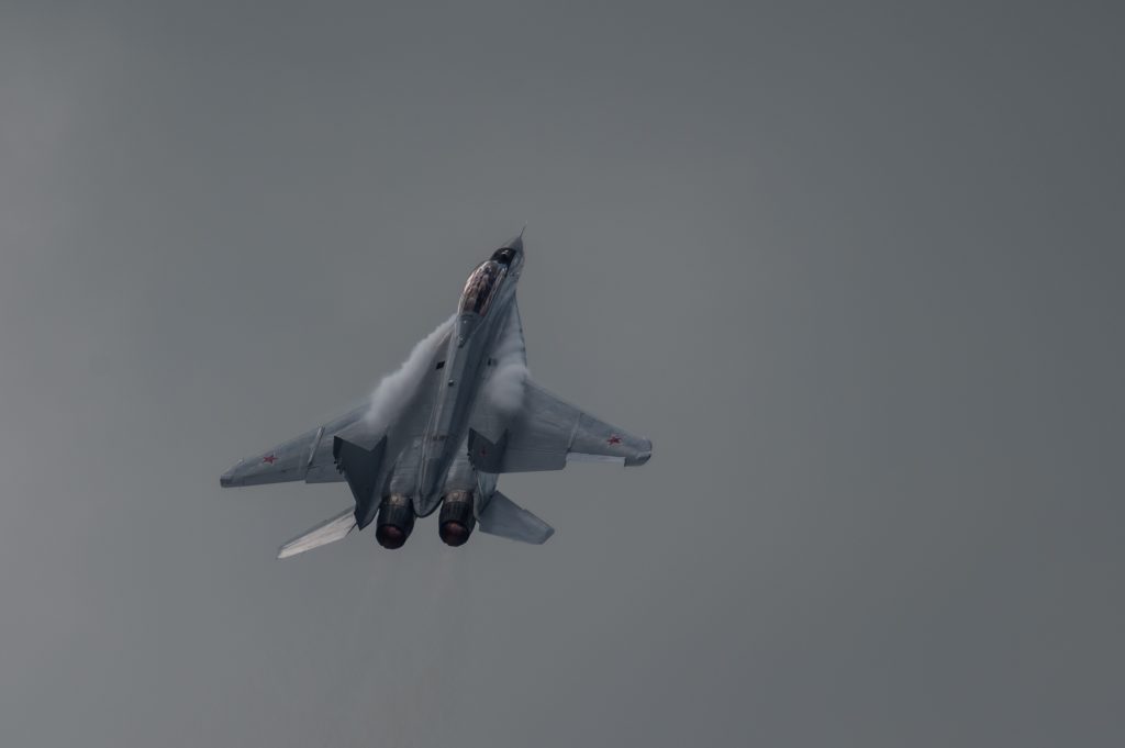 fighter-jet-crashes-at-us-air-show,-2-people-eject-safely
