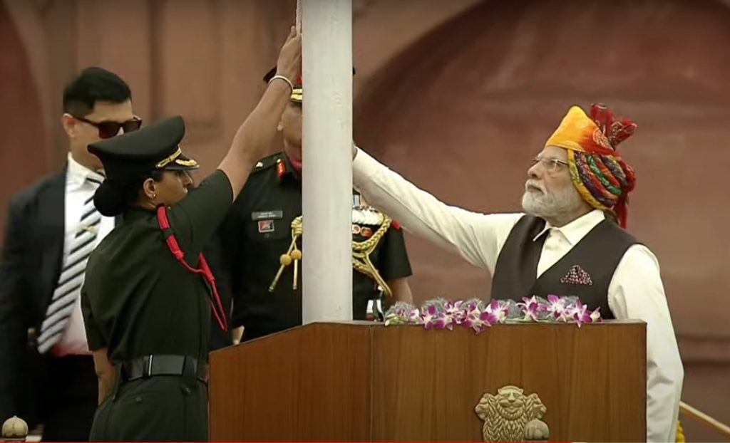 pm-modi-hoists-tricolour-at-red-fort
