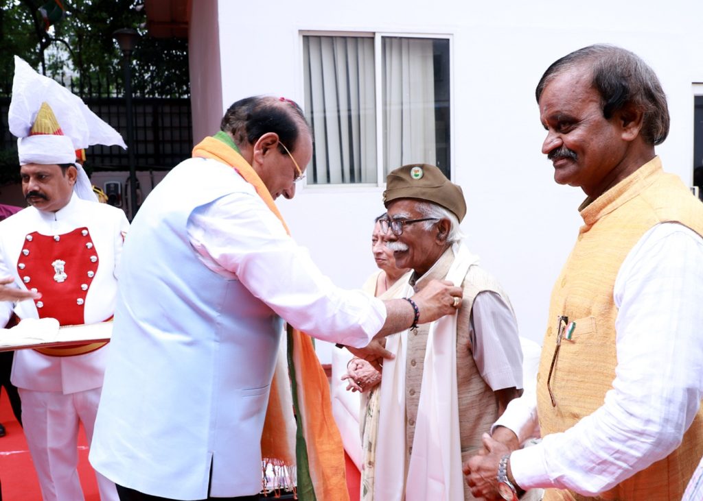 delhi-l-g-honors-98-year-old-freedom-fighter