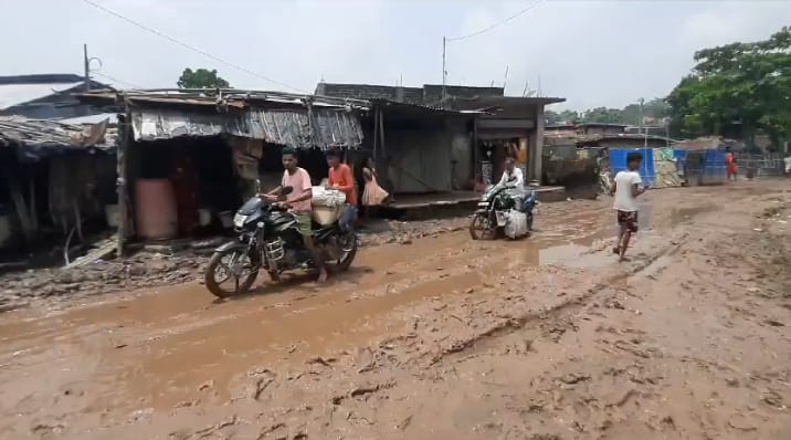 farmers-in-purnea-plant-paddy-seeds-on-nh-stretch-filled-with-muddy-puddles