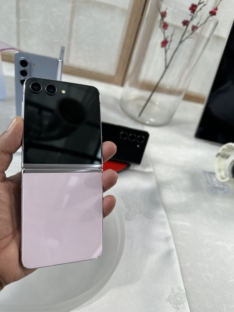 galaxy-z-flip5:-your-pocketable-friend-for-ultimate-self-expression