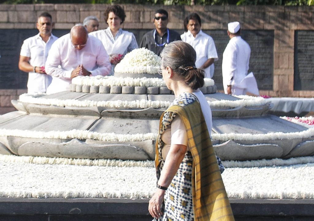 kharge,-sonia-pay-homage-to-rajiv-gandhi-on-his-birth-anniversary