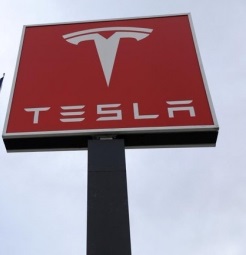 tesla-data-breach-affects-over-75k-people,-starts-notifying-workers