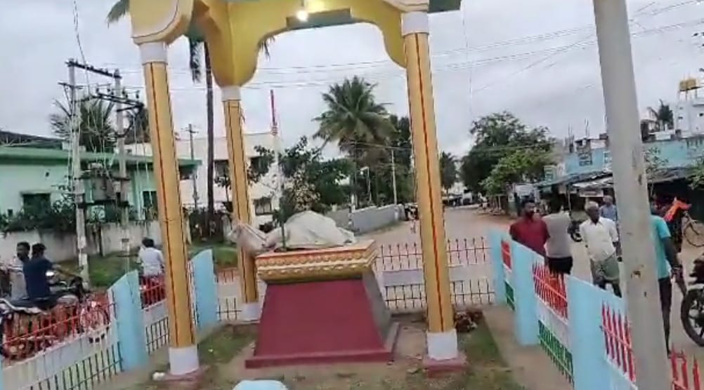 Mahatma Gandhi’s statue vandalised in K’taka village; CM calls it ‘anti-national act’ (Lead) mahatma-gandhi’s-statue-vandalised-in-k’taka-village;-cm-calls-it-‘anti-national-act’-(lead)