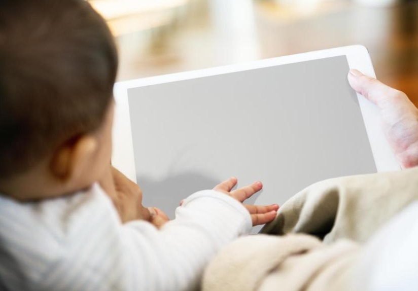 screen-time-over-4-hours-linked-to-delays-in-speech,-problem-solving-in-babies:-study