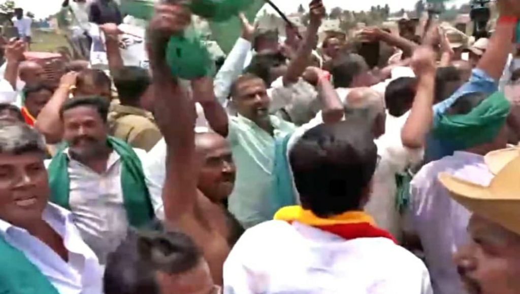 Cauvery dispute: Farmers attempt to block Bengaluru-Mysuru highway, over 50 detained cauvery-dispute:-farmers-attempt-to-block-bengaluru-mysuru-highway,-over-50-detained