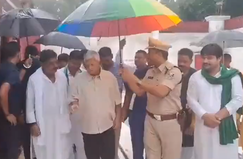 BJP targets Lalu Prasad, Nitish Kumar over ‘umbrella’ politics bjp-targets-lalu-prasad,-nitish-kumar-over-‘umbrella’-politics