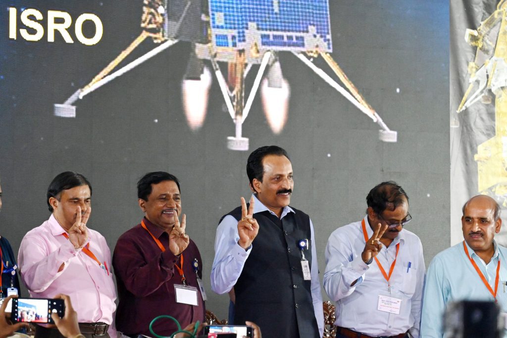 isro-establishes-communication-link-with-moon-lander