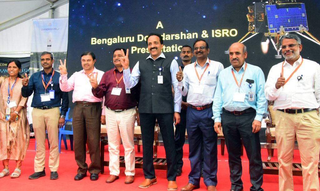 kharge,-rahul-hail-isro’s-achievements,-say-india-displayed-its-scientific-prowess-to-world