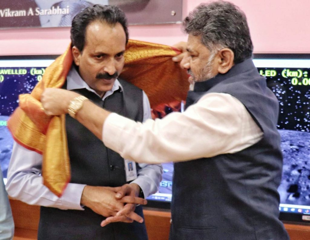 chandrayaan-3-success:-k’taka-cm-congratulates-isro-chief,-deputy-cm-felicitates-team