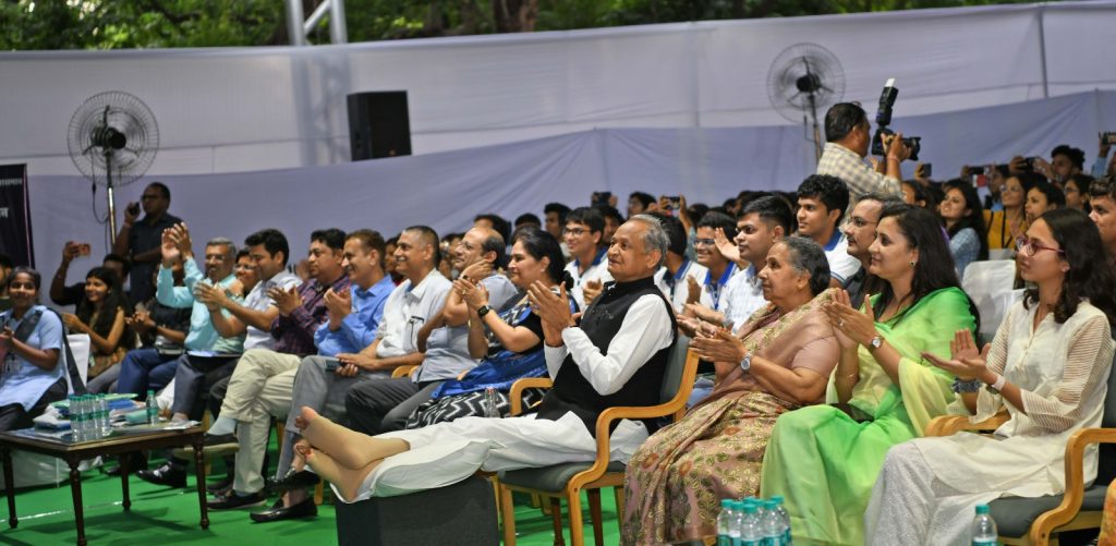 raj-cm-witnesses-chandrayaan-3-landing-with-students