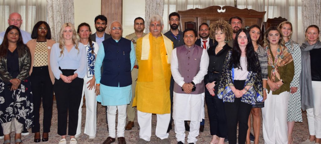 j&k-l-g-interacts-with-young-delegates-from-9-countries-visiting-india