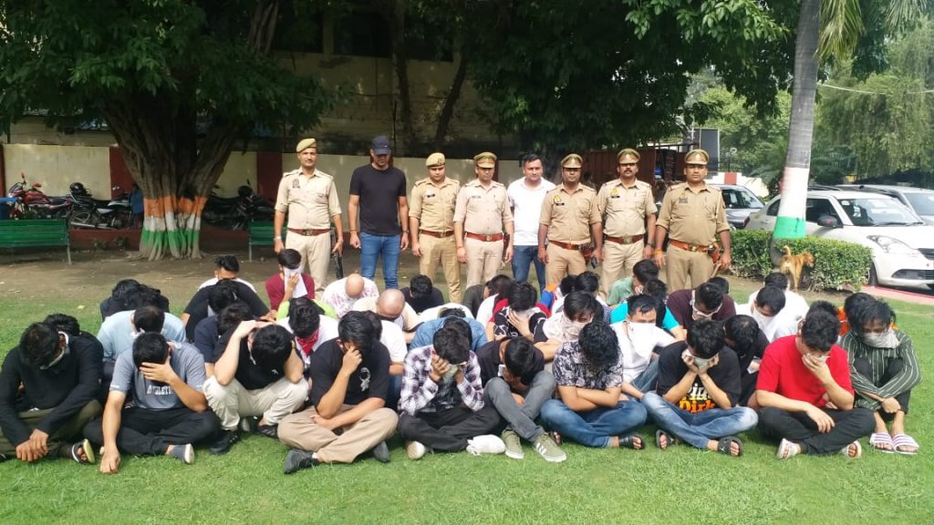 call-centre-duping-us-citizens-busted-in-noida,-84-held