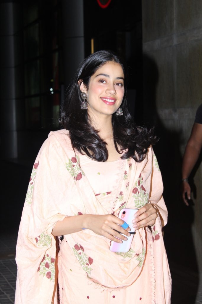 ‘when-it-comes-to-dating,-honesty-is-everything,’-says-janhvi-kapoor