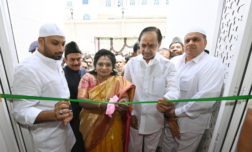 melting-of-ice:-kcr,-governor-display-unusual-bonhomie