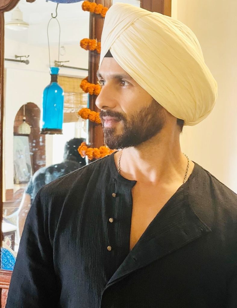 Shahid Kapoor sports turban, turns on his ‘Punjabi munda’ mode shahid-kapoor-sports-turban,-turns-on-his-‘punjabi-munda’-mode