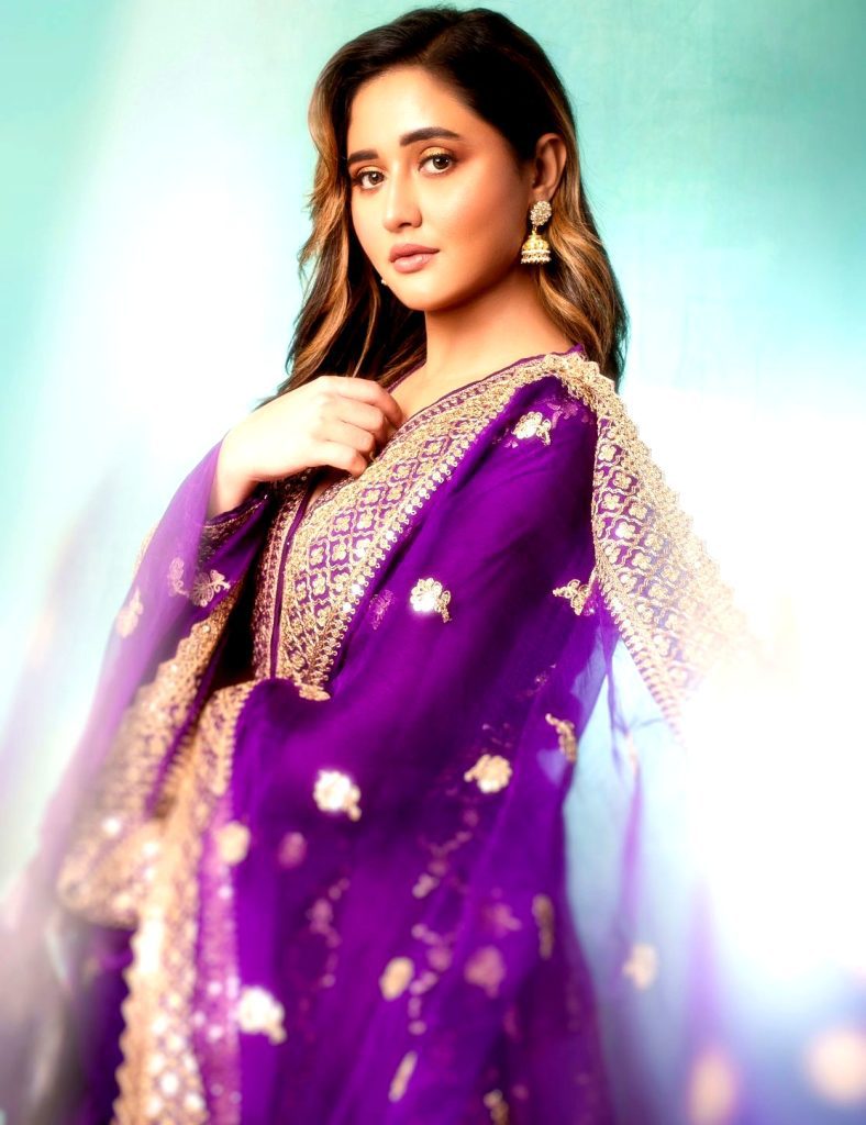 rashami-desai:-‘raksha-bandhan-makes-me-reflect-on-my-life,-how-protective-my-brothers-have-been-for-me’