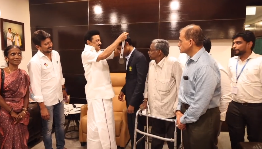 FIDE world runner-up Praggananda meets Stalin fide-world-runner-up-praggananda-meets-stalin