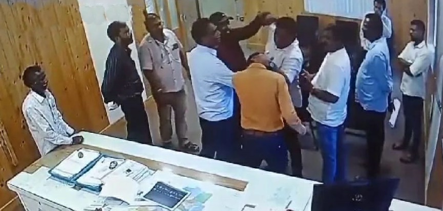 k’taka:-civic-body-staff-condemn-assault-on-health-inspector-by-minister’s-supporters