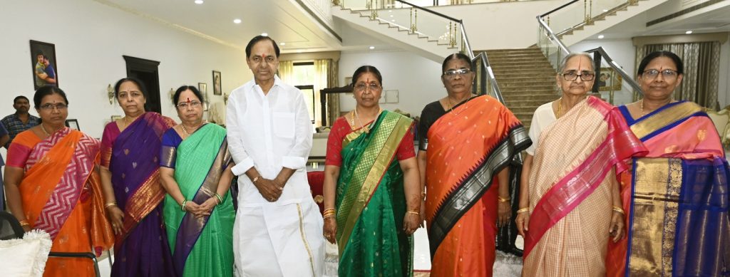 raksha-bandhan:-sisters-tie-rakhi-to-t’gana-cm-kcr-(ld)