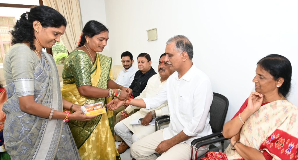 telangana-enhances-salaries-of-village-organisation-assistants