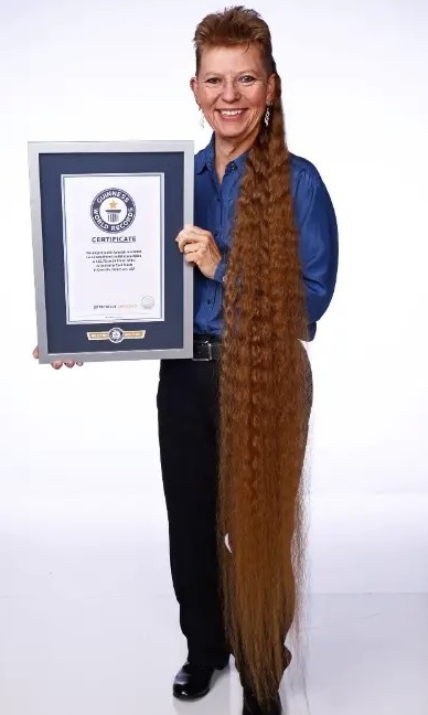 US woman sets record for world’s longest female mullet us-woman-sets-record-for-world’s-longest-female-mullet
