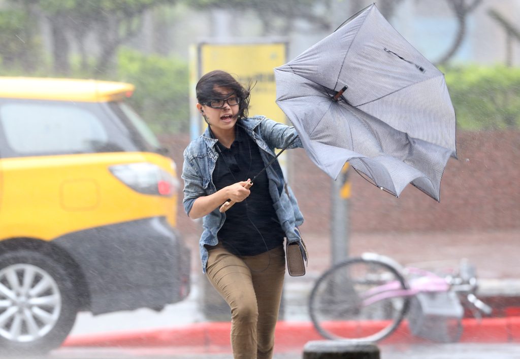 44-injured,-thousands-without-power-as-typhoon-haikui-slams-taiwan