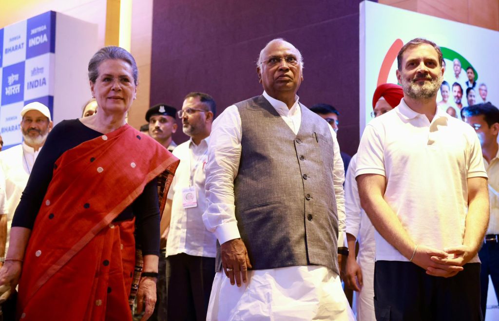 kharge-constitutes-16-member-cec;-sonia,-rahul-included