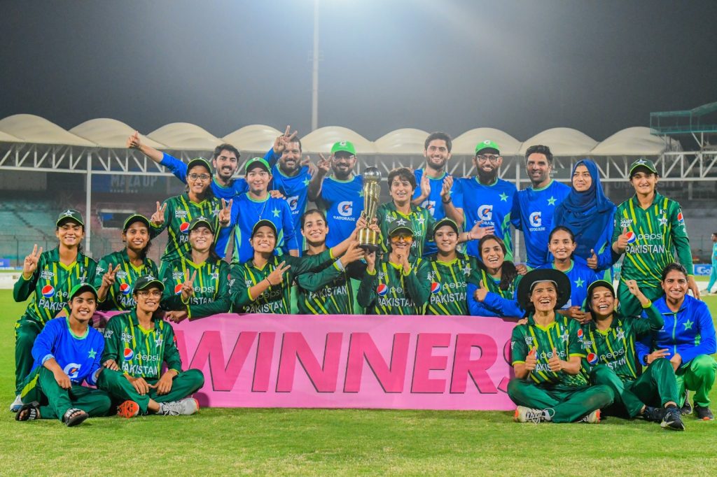 pakistan-beat-south-africa-by-5-wickets-in-3rd-women’s-t20i,-sweep-series-3-0