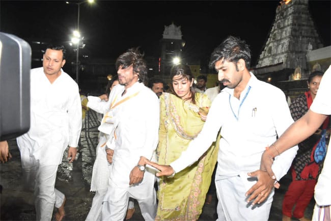 Shahrukh Khan offers prayers at Tirumala temple shahrukh-khan-offers-prayers-at-tirumala-temple