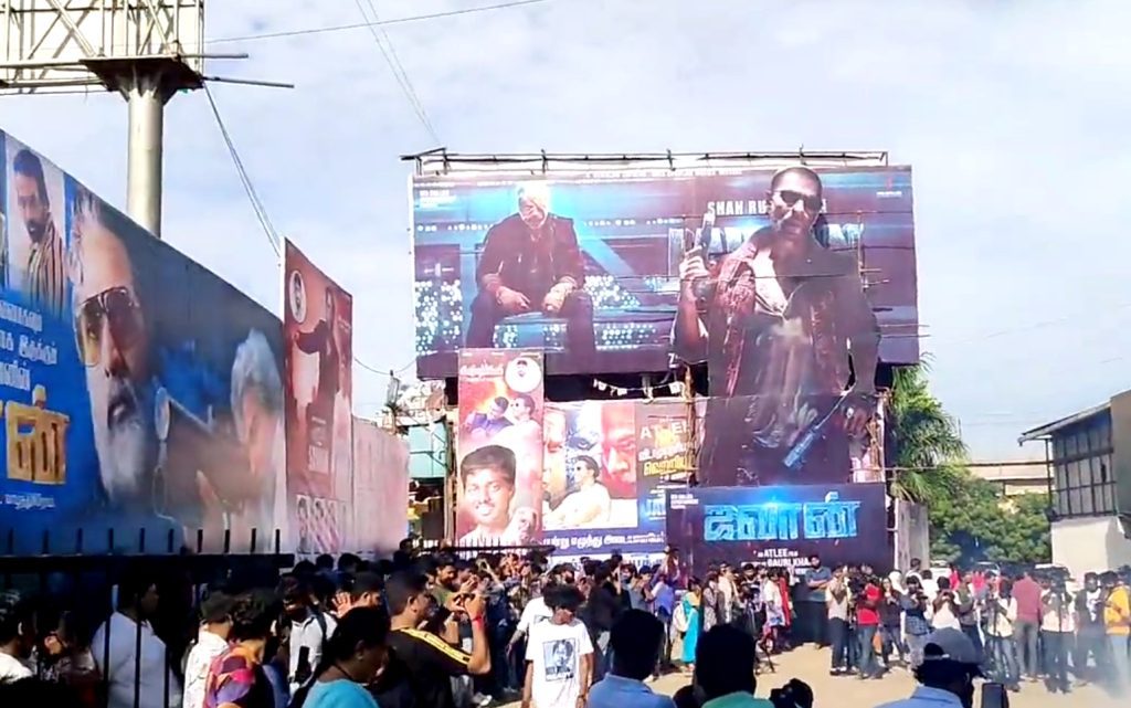 south-india-gives-rousing-welcome-to-srk’s-‘jawan’;-fans-say-‘atlee-is-an-ace-film-maker-in-all-languages’