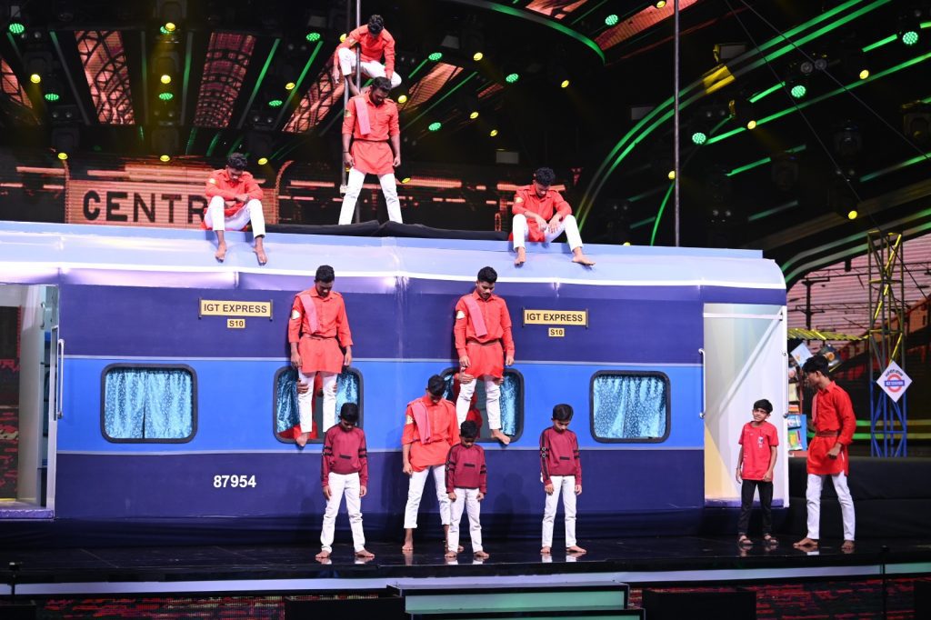 abujhmad-malkhamb-group-performs-on-song-‘first-class’-in-‘igt-10’